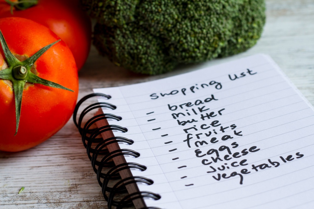 Tomato and shopping list of groceries: frugal money saving ideas
