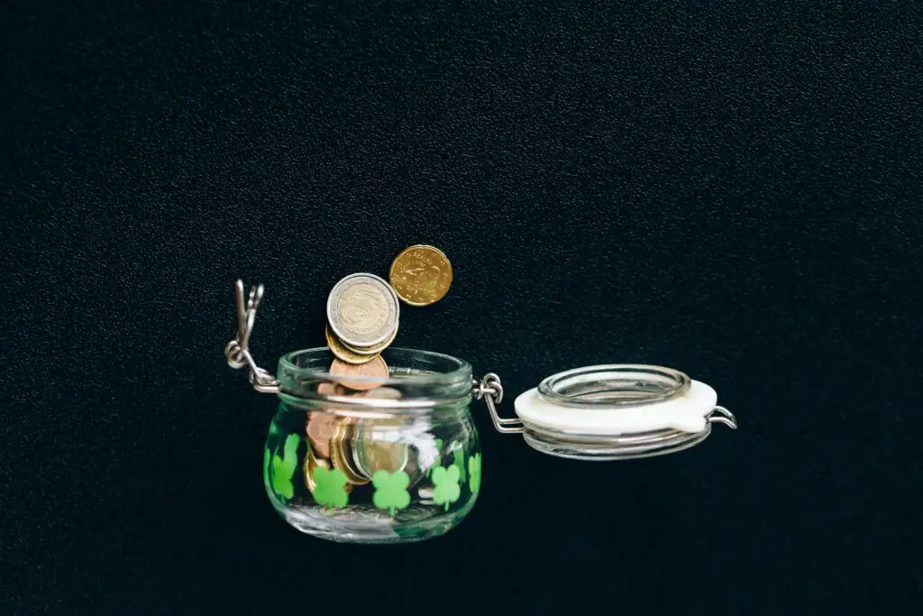 how to save $10000 in a year oins-in-a-jar-