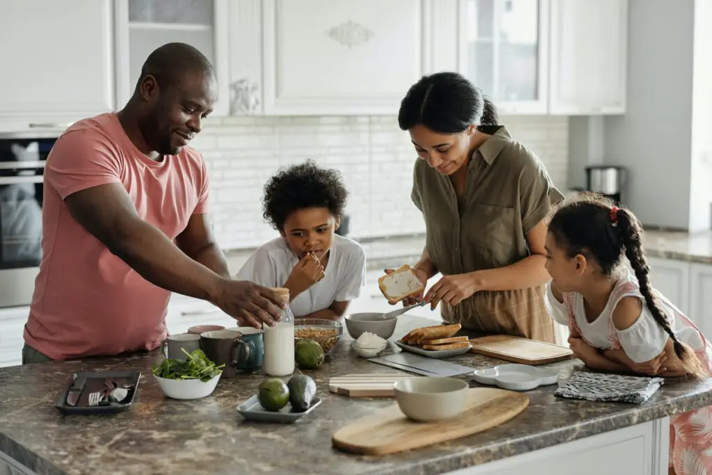 how much should i budget for food- image of family bonding on kitchen