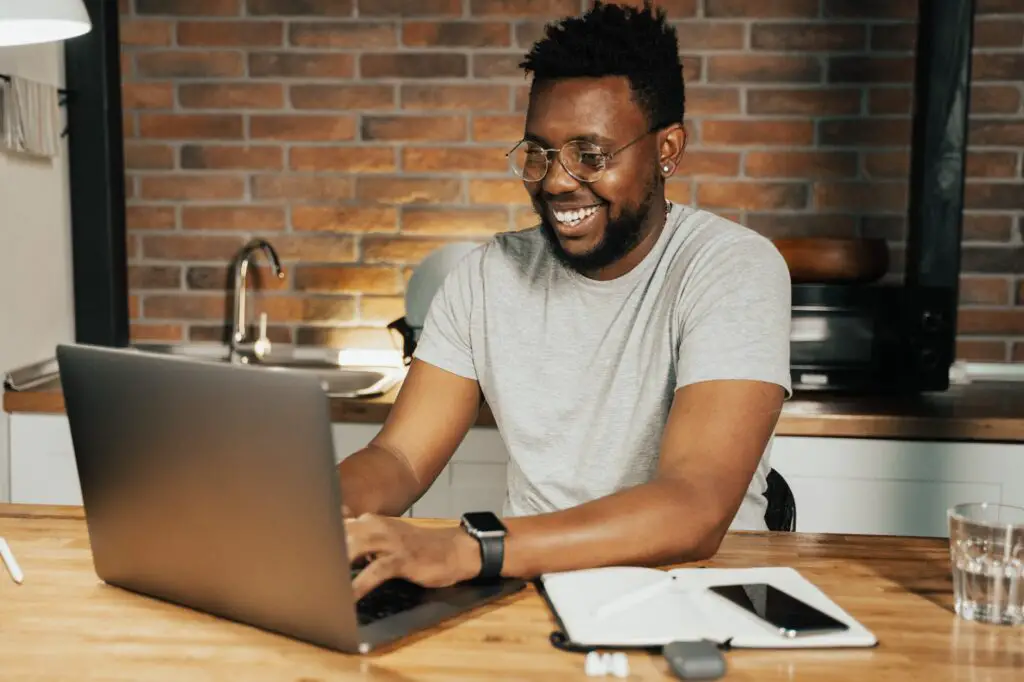 best side hustles for introverts man-using-a-laptop